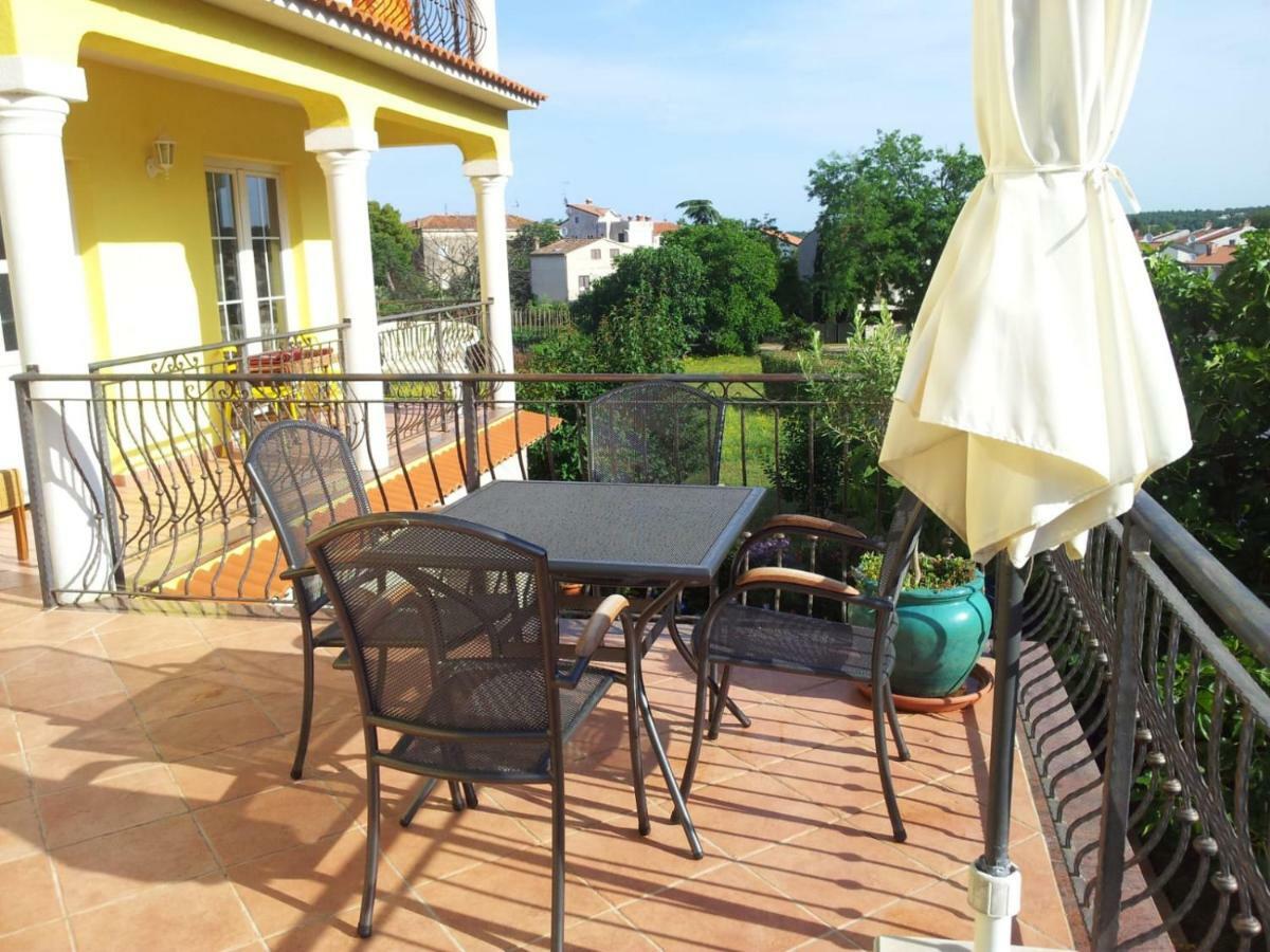 Apartment Luiza Funtana Bagian luar foto